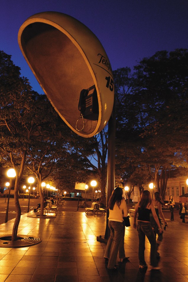 O caricato orelhão gigante leva muitos turistas à Praça da Matriz