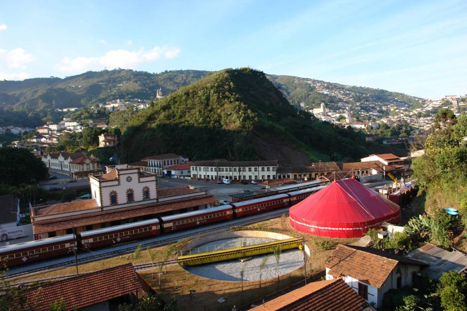 O <a href="https://viajeaqui.abril.com.br/estabelecimentos/br-mg-mariana-atracao-passeio-de-trem-ate-ouro-preto" rel="passeio de maria-fumaça">passeio de maria-fumaça</a> sai de <a href="https://viajeaqui.abril.com.br/cidades/br-mg-mariana" rel="Mariana">Mariana</a>, passa por montanhas, cânions, rio e cachoeiras, e chega a <a href="https://viajeaqui.abril.com.br/cidades/br-mg-ouro-preto" rel="Ouro Preto">Ouro Preto</a> em cerca de uma hora O <a href="https://viajeaqui.abril.com.br/estabelecimentos/br-mg-mariana-atracao-passeio-de-trem-ate-ouro-preto" rel="passeio de maria-fumaça">passeio de maria-fumaça</a> sai de <a href="https://viajeaqui.abril.com.br/cidades/br-mg-mariana" rel="Mariana">Mariana</a>, passa por montanhas, cânions, rio e cachoeiras, e chega a <a href="https://viajeaqui.abril.com.br/cidades/br-mg-ouro-preto" rel="Ouro Preto">Ouro Preto</a> em cerca de uma hora