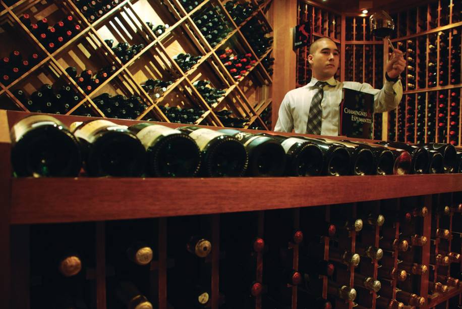 Kaye Yamamoto, sommelier do bistrô Ville Du Vin, eleito pela melhor carta de vinhos da região do ABC pelo júri de Veja ABC 2009