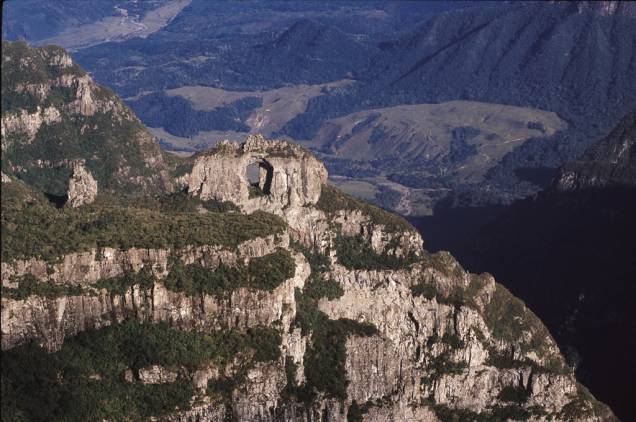 Pedra Furada vista do Morro da Igreja, em Urubici, Santa Catarina