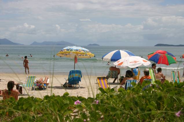 Uma das praias mais "família" do sul catarinense, a Praia central tem boas pousadas, restaurantes e lojas