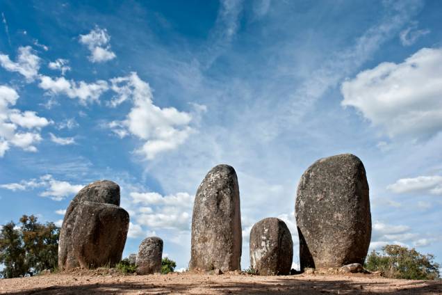 Em Almendres, nos arredores de Évora, há surpreendentes monumentos de pedra megalíticos da Pré História. O Cromeleque é um conjunto de 95 pedras verticais