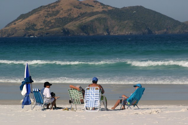 Praia central de Cabo Frio, a do Forte vive lotada, inclusive de surfistas