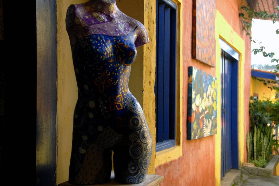 Escultura feita com papel maché na Oficina da Cor