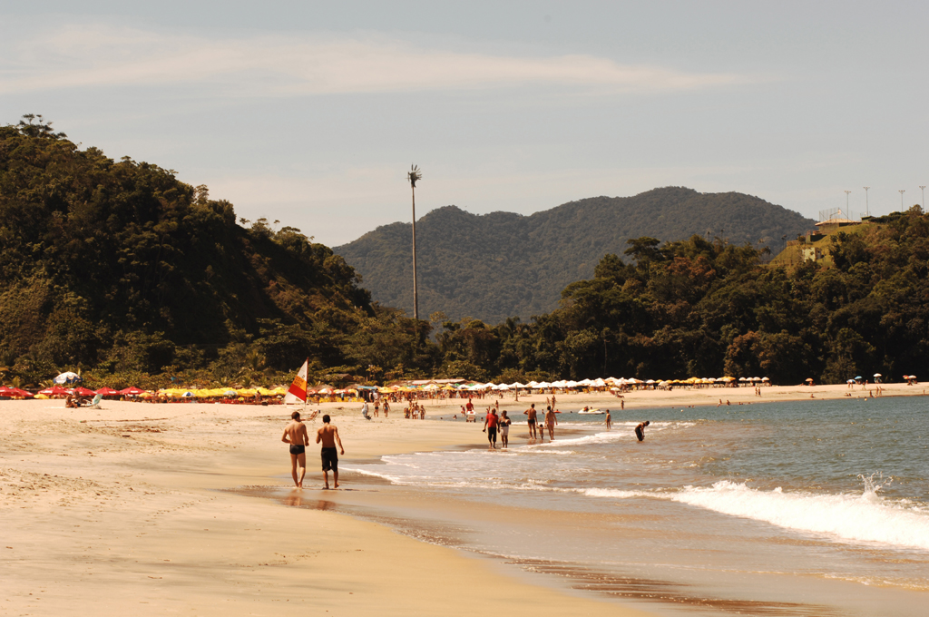 Com boa estrutura de quiosques, a Praia da Mococa tem mar calmo e transparente