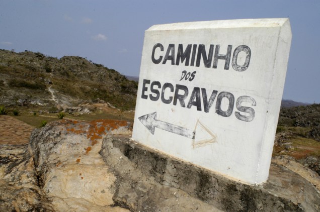 Placa indicando o Caminho dos Escravos, parte da antiga Estrada Real do Brasil Colônia