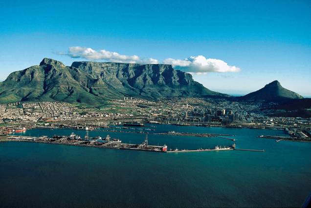 De qualquer ponto da <a href="http://viajeaqui.abril.com.br/cidades/africa-do-sul-cidade-do-cabo" rel="Cidade do Cabo" target="_blank">Cidade do Cabo</a> é possível ver a <a href="http://viajeaqui.abril.com.br/estabelecimentos/africa-do-sul-cidade-do-cabo-atracao-table-mountain" rel="Table Mountain" target="_blank">Table Mountain</a>. A  montanha dá nome ao parque nacional que abriga zebras, antílopes, babuínos e mais de 2 mil espécies de plantas