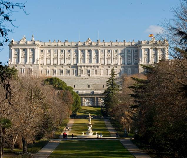 O Palácio Real foi erguido no século 18, pelo rei Felipe V, com um objetivo: impressionar. São quase 3000 cômodos, todos em estilo barroco e rococó