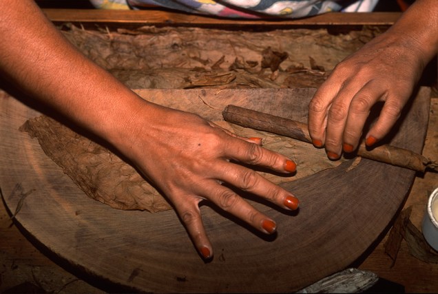 Os charutos dominicanos estão entre os melhores do mundo. O visitante pode conferir a fabricação artesanal, com as folhas de tabaco enroladas a mão, em passeios guiados