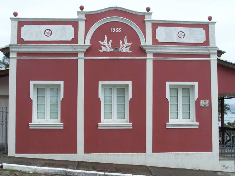 O centrinho de Ribeirão da Ilha, com casinhas erguidas pelos colonizadores açorianos no século 18 e a pracinhada Igreja Nossa Senhora da Lapa de Ribeirão, rende uma agradável caminhada