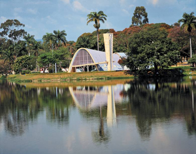 As maiores riquezas da Igreja São Francisco de Assis são as linhas curvas, os azulejos de Cândido Portinari e a vista para a Lagoa da Pampulha,  em Belo Horizonte (MG)
