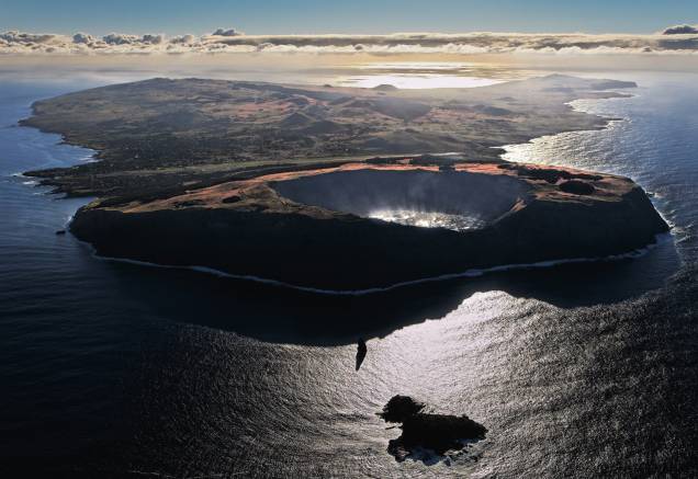 Três vulcões formaram a ilha, há meio milhão de anos. Existem três lagos de cratera, mas nenhum rio; a água doce é escassa. O Chile, de onde vêm o combustível e boa parte dos alimentos, fica a 3 500 quilômetros