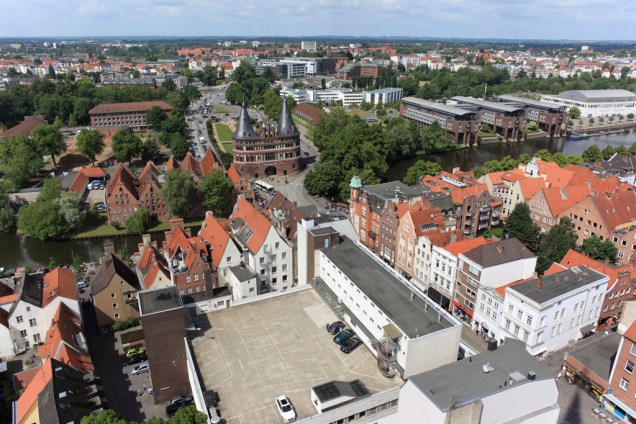Lübeck foi fundada por Henrique, o Leão, no século 12, como primeira cidade ocidental na costa do mar Báltico. O centro da cidade ostenta um enorme portão medieval, erguido no século 15