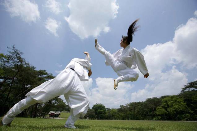 O <strong>taekkyeon </strong>é uma tradicional arte marcial da <strong>Coreia do Sul</strong>, em que os movimentos rítmicos, suaves e circulares, se assemelham aos de uma dança. O praticante aprende técnicas defensivas e ganha flexibilidade. A atividade ajuda a integrar comunidades rurais