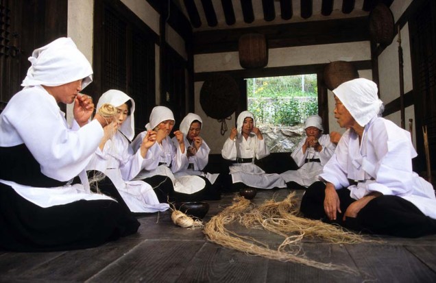 As técnicas de <strong>tear o Mosi </strong>são transmitidas às mulheres da região de Hansan, na <strong>Coreia do Sul,</strong> de geração a geração. Feito a partir de rami, uma fibra natural, o processo inclui a coleta das plantas, fervura e trançado da fibras