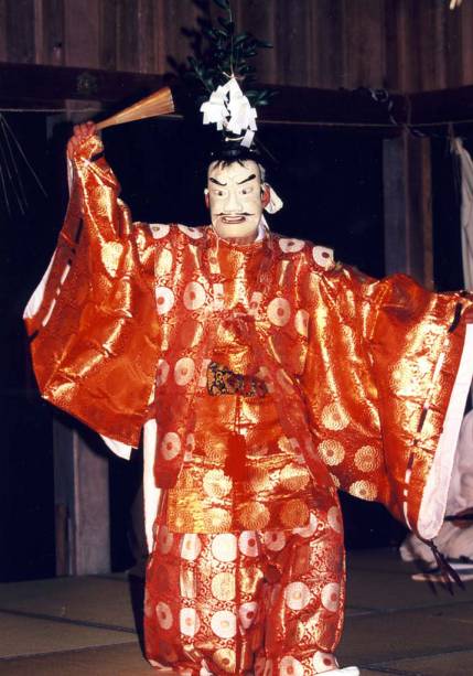 O <strong>Sada Shin Noh</strong> é um conjunto de danças realizado na cidade de Matsue, no Japão. Celebrado em 24 e 25 de setembro, no santuário de Sada, os participantes dançam, acompanhados de flautas e tambores, enquanto seguram feixes de junco para purificá-los e oferecê-los às divindades O <strong>Sada Shin Noh</strong> é um conjunto de danças realizado na cidade de Matsue, no Japão. Celebrado em 24 e 25 de setembro, no santuário de Sada, os participantes dançam, acompanhados de flautas e tambores, enquanto seguram feixes de junco para purificá-los e oferecê-los às divindades