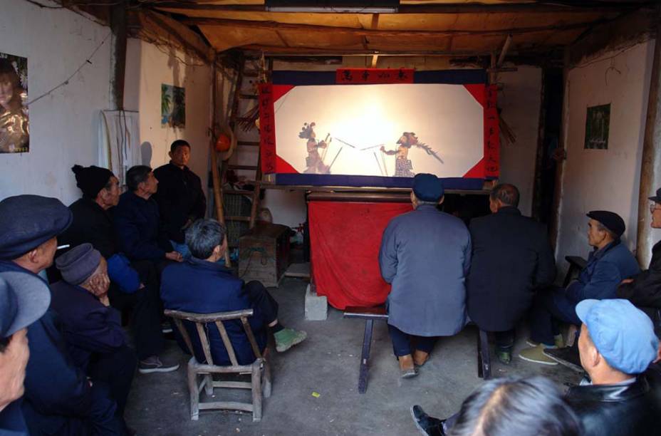 O <strong>teatro de sombras</strong> da <strong>China </strong>é uma forma de divulgar conhecimento e proporcionar diversão. Os artistas confeccionam as marionetes com couro e papel, e as manipulam com varinhas, atrás de uma tela iluminada, que cria a ilusão de imagens móveis O <strong>teatro de sombras</strong> da <strong>China </strong>é uma forma de divulgar conhecimento e proporcionar diversão. Os artistas confeccionam as marionetes com couro e papel, e as manipulam com varinhas, atrás de uma tela iluminada, que cria a ilusão de imagens móveis