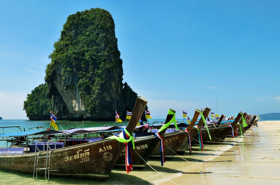 <strong>4. Ao Nang - <a href="https://viajeaqui.abril.com.br/paises/tailandia" rel="Tailândia" target="_blank">Tailândia</a></strong>Cada vez mais os turistas procuram Ao Nang. As belas praias vêm com o extra de oferecerem ótimas condições para a prática de esportes aquáticos.