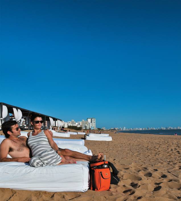 As espreguiçadeiras na areia do hotel Serena, marca registrada de Punta 