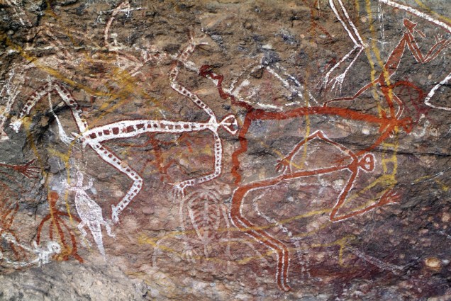 Os paredões de tons avermelhados do Parque Kakadu conservam, em <a href="https://viajeaqui.abril.com.br/cidades/australia-darwin" rel="Darwin" target="_blank">Darwin</a>, arte dos australianos nativos pintada nas rochas