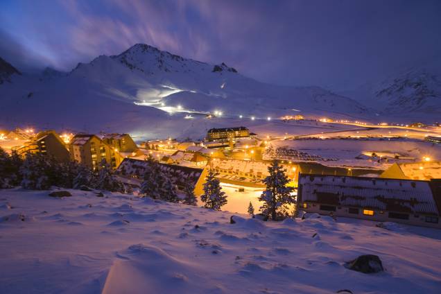 À noite, a diversão continua nas pistas de esqui iluminadas, ou na balada das danceterias, restaurante e cassino