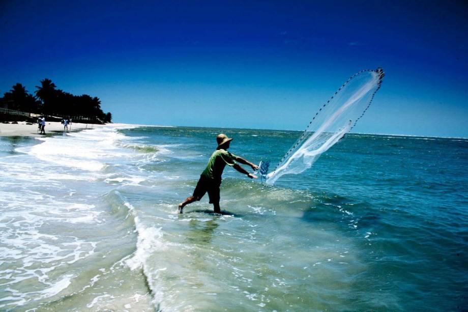 O tranquilo mar da Praia do Saco, um dos mais bonitos do litoral sergipano, tem tonalidade esverdeada