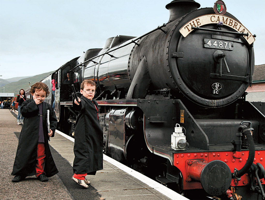 Hogwarts Express, na Estação de Fort William, na Escócia, cenário de Harry Potter