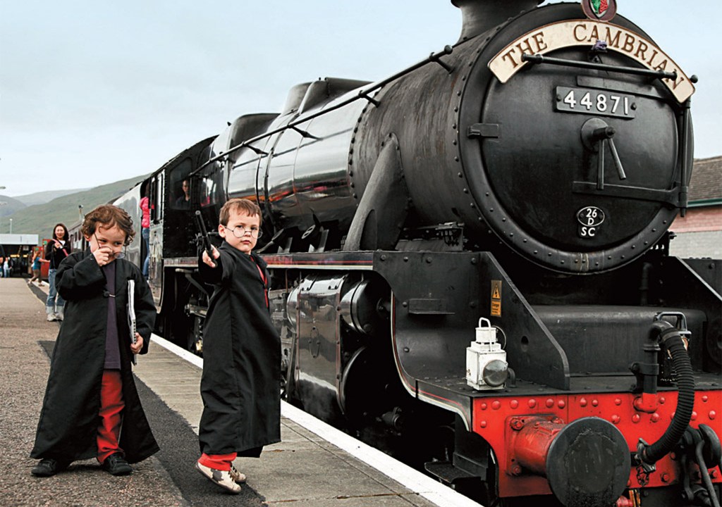 Hogwarts Express, na Estação de Fort William, na Escócia, cenário de Harry Potter