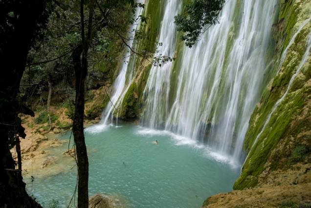 A cachoeira El Limón, com seus quase 40 metros de altura, cercada por natureza bem preservada