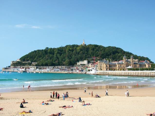 A larga e convidativa faixa de areia da Praia de La Concha, em San Sebastián