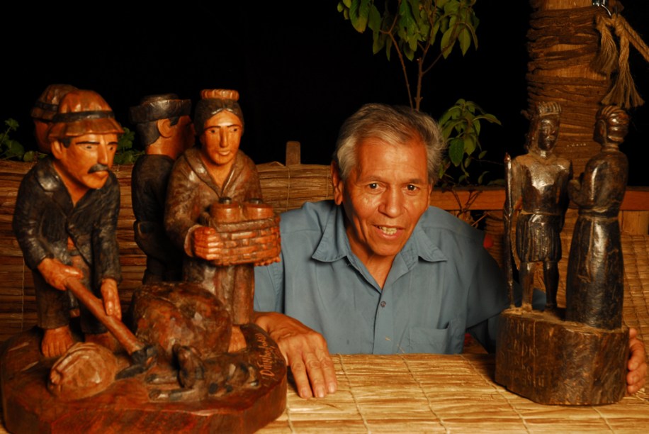 Ditinho Joana, artesão de São Bento do Sapucaí, São Paulo, é conhecido no Brasil e no exterior pelas peças que esculpe no jacarandá
