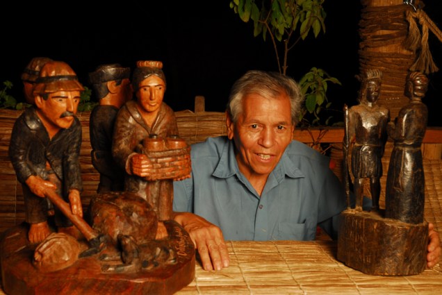 Ditinho Joana, conhecido no Brasil e no exterior pelas peças esculpidas no jacarandá e que retratam cenas rurais