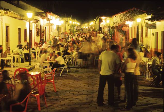 À noite, o movimento se concentra na Rua do Rosário, mais conhecida como rua do Lazer