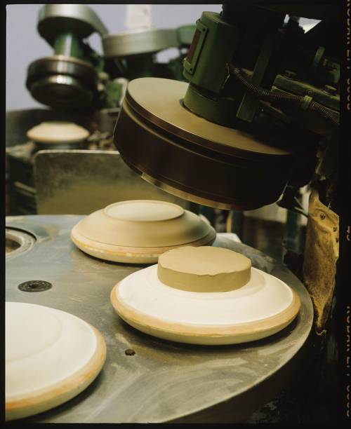 Torno mecânico na linha de produção da Parcelana Schmidt