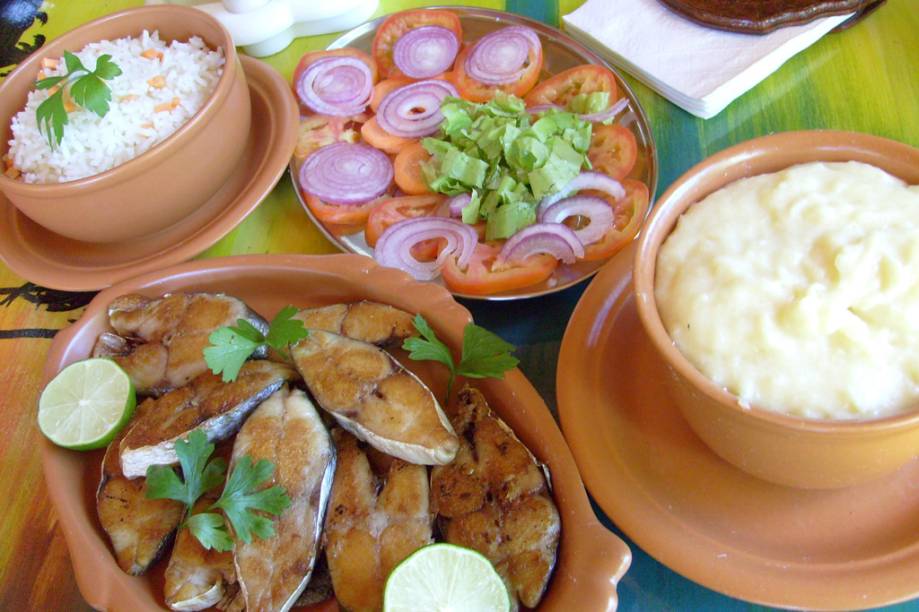 Peixe frito, arroz, salada de tomate e purê, servido na Pousada Casa de Taipa