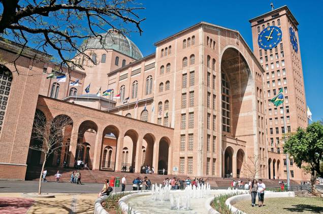 No estacionamento da Basílica de Nossa Senhora Aparecida há shopping com praça de alimentação e lojas de artigos religiosos No estacionamento da Basílica de Nossa Senhora Aparecida há shopping com praça de alimentação e lojas de artigos religiosos