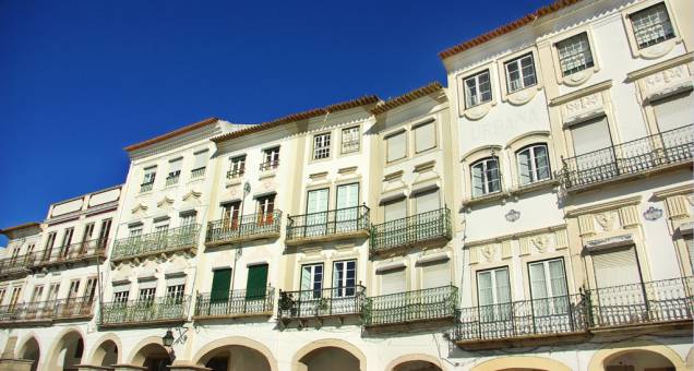 O típico casario português com sacadas são a marca do centro histórico