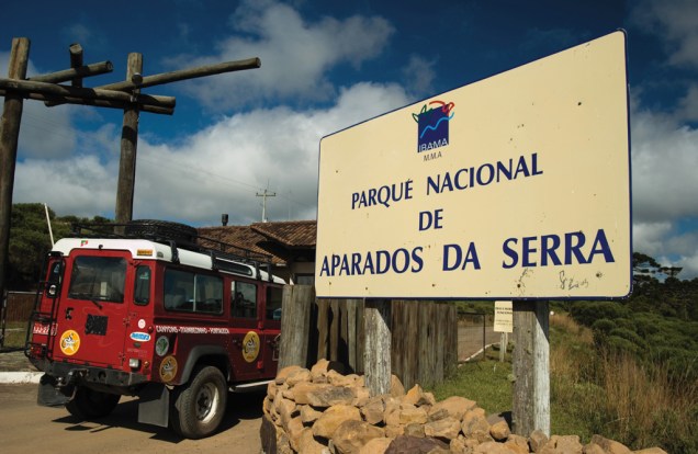 O trajeto mais popular no Parque Nacional Aparados da Serra é a trilha do Vértice, com vista para as cachoeiras da Andorinha e Véu da Noiva