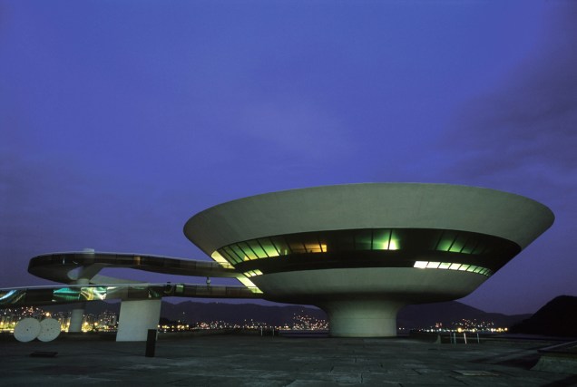A ideia do formato do Museu de Arte Contemporânea (MAC) surgiu a partir da necessidade de construir um museu em uma área estreita, no alto do Mirante Boa vista, em Niterói (RJ)