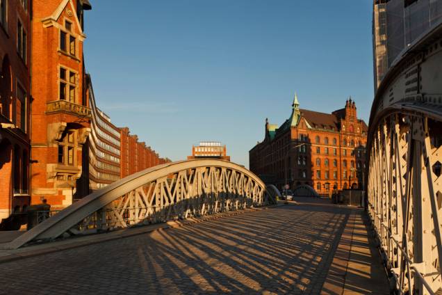 Cidade portuária, Hamburgo tem mais de 2 mil pontes que transpõem os canais da cidade. Por esse motivo, ganhou o título de Veneza Germânica