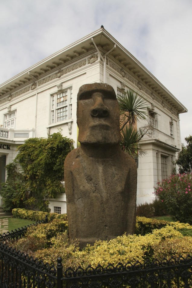 O principal destaque do Museu Fonck é a coleção de peças relacionadas à Ilha de Páscoa. O moai original que fica no jardim é um dos dois únicos do mundo que estão fora da ilha