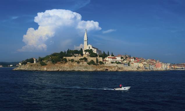 Uma península no norte da <strong>Croácia</strong>, <strong>Istria</strong> é chamada de "nova Toscana", em referência à famosa região turística na Itália. Um dos destaques da região é a romântica <strong>Ilha de Rovinj</strong>, na foto Uma península no norte da <strong>Croácia</strong>, <strong>Istria</strong> é chamada de "nova Toscana", em referência à famosa região turística na Itália. Um dos destaques da região é a romântica <strong>Ilha de Rovinj</strong>, na foto