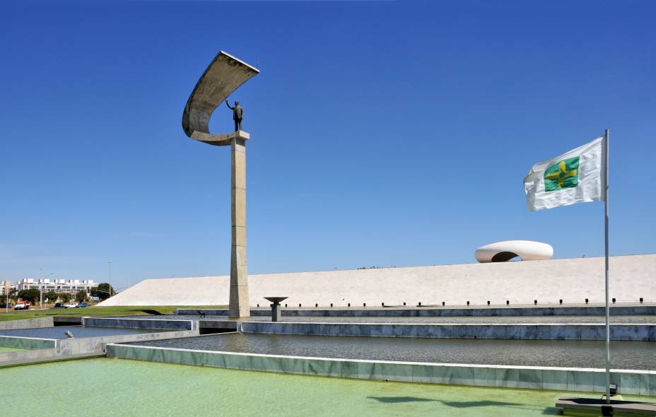 <a href="https://viajeaqui.abril.com.br/estabelecimentos/br-df-brasilia-atracao-memorial-jk" rel="5. Memorial JK "><strong>5. Memorial JK </strong></a>Localizado atrás do Estádio Mané Garrincha e da Torre de TV, na ponta Oeste do Plano Piloto, o museu já se destaca de longe pela escultura de JK dentro de uma estrutura. Ao longe, ela parece uma foice e martelo, formas que evidenciam a ideologia comunista de Niemeyer, autor do projeto. É impressionante que tenha sido construído sem ressalvas durante a Ditadura Militar (o Memorial foi inaugurado em 1981).Por dentro, o museu emociona. Abriga no primeiro andar a biblioteca pessoal de Juscelino Kubitschek, suas roupas e de sua esposa Sarah e uma réplica de seu escritório. No segundo andar está localizado o túmulo do ex-presidente, em uma sala escura com iluminação especial. A escultura do presidente que fica sobre sua câmara mortuária é de autoria de Honório Peçanha.Um documentário sobre JK é exibido de hora em hora, a partir das 9h (o último começa às 17h).<strong>Entrada a 10 reais</strong>, estudantes e maiores de 65 anos pagam meia.<strong>Horário de visitação:</strong> De terça a domingo de 9h às 18h