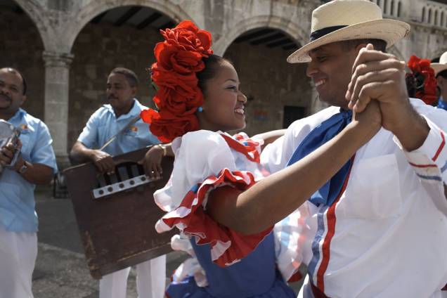Dançarinos com roupas típicas se apresentam ao som do merengue na Plaza España