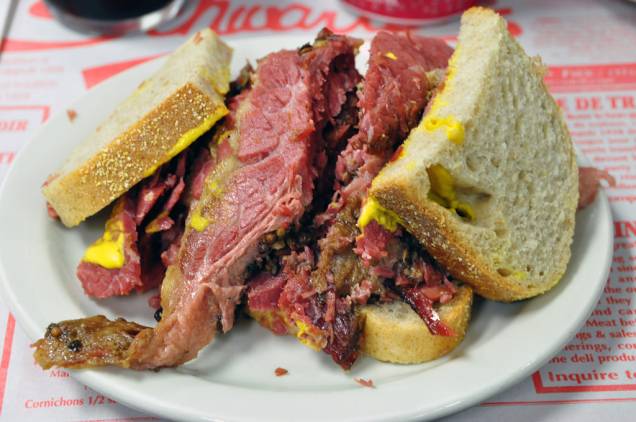 Sanduíche com carne defumanda, servida na lanchonete Schwartzs, em Montreal Sanduíche com carne defumanda, servida na lanchonete Schwartzs, em Montreal