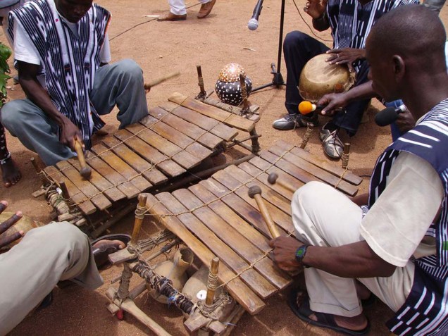 O <strong>balafon</strong>, um xilofone com 11 a 22 teclas de vários tamanhos, é um símbolo de identidade para as comunidades senufo de <strong>Mali e Burkina Faso</strong>. Os músicos aprendem a tocar o instrumento ainda crianças. Ele é tocado em festas e funerais