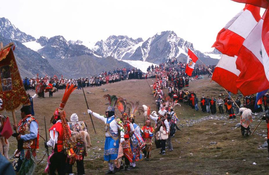 A <strong>peregrinação ao santuário do Senhor de Qoyllurit’i</strong>, no <strong>Peru</strong>, começa 58 dias após a Páscoa. Durante 24 horas, procissões com cruzes sobem o cume nevado da montanha até o povoado de Tayancani