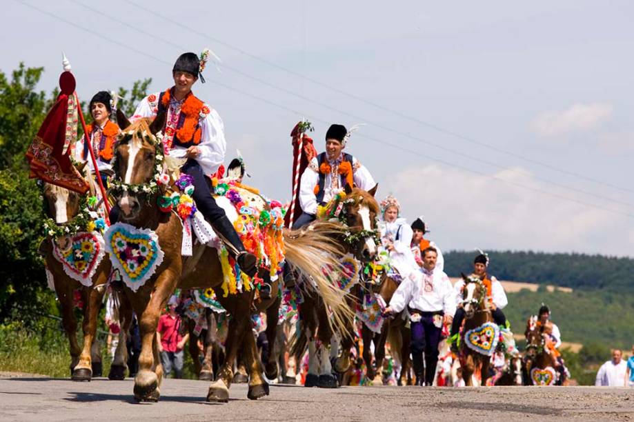 A <strong>Cavalgada dos Reis </strong>é uma procissão anual realizada no Dia de Pentecostes em quatro cidades da <strong>República Tcheca</strong>. Um grupo de cantores montados em cavalos, desfilam pelas ruas, paradas para cantar e receber doações dos moradores A <strong>Cavalgada dos Reis </strong>é uma procissão anual realizada no Dia de Pentecostes em quatro cidades da <strong>República Tcheca</strong>. Um grupo de cantores montados em cavalos, desfilam pelas ruas, paradas para cantar e receber doações dos moradores
