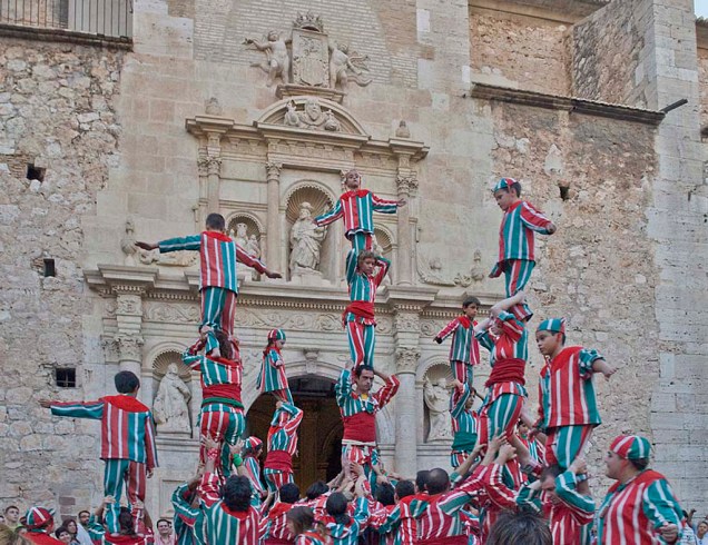A festa da <strong>Maré de Deu de la Salut</strong>, é celebrada em 7 e 8 de setembro em Algemesí, <strong>Espanha</strong>. As festividades incluem representações de teatro, música e dança e atraem milhares de pessoas que usam roupas e acessórios confeccionados artesanalmente