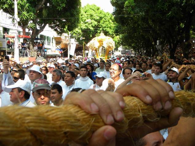 No domingo,  a multidão conduz a procissão do Círio de Nazaré, em Belém do Pará